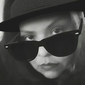 Meet your Posher, Poleyvensie